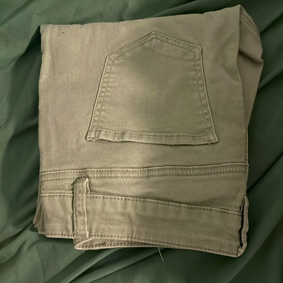 Green pant:worn pant - Picture 4 of 4
